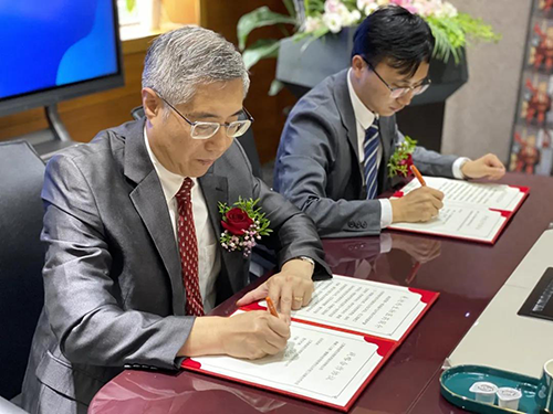 双方签订战略协议并合影留念 双方签订战略协议并合影留念
